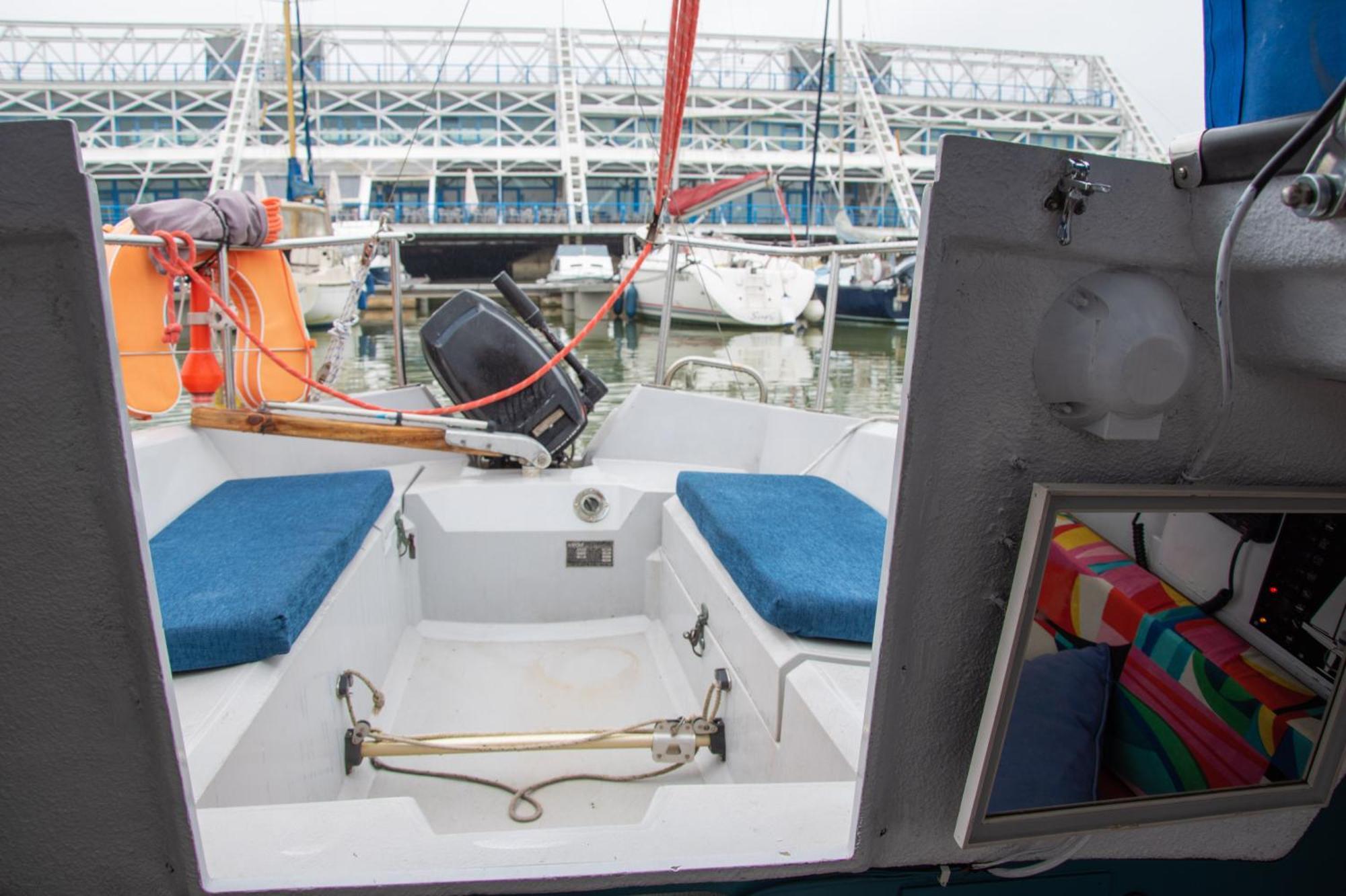 70's Tiny Boat Botel