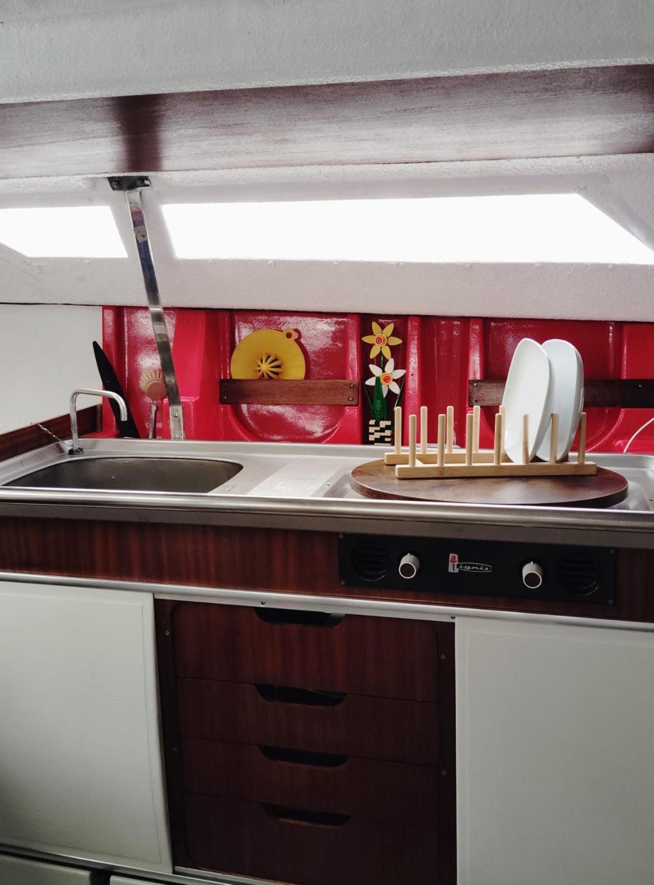 70's Tiny Boat Botel *